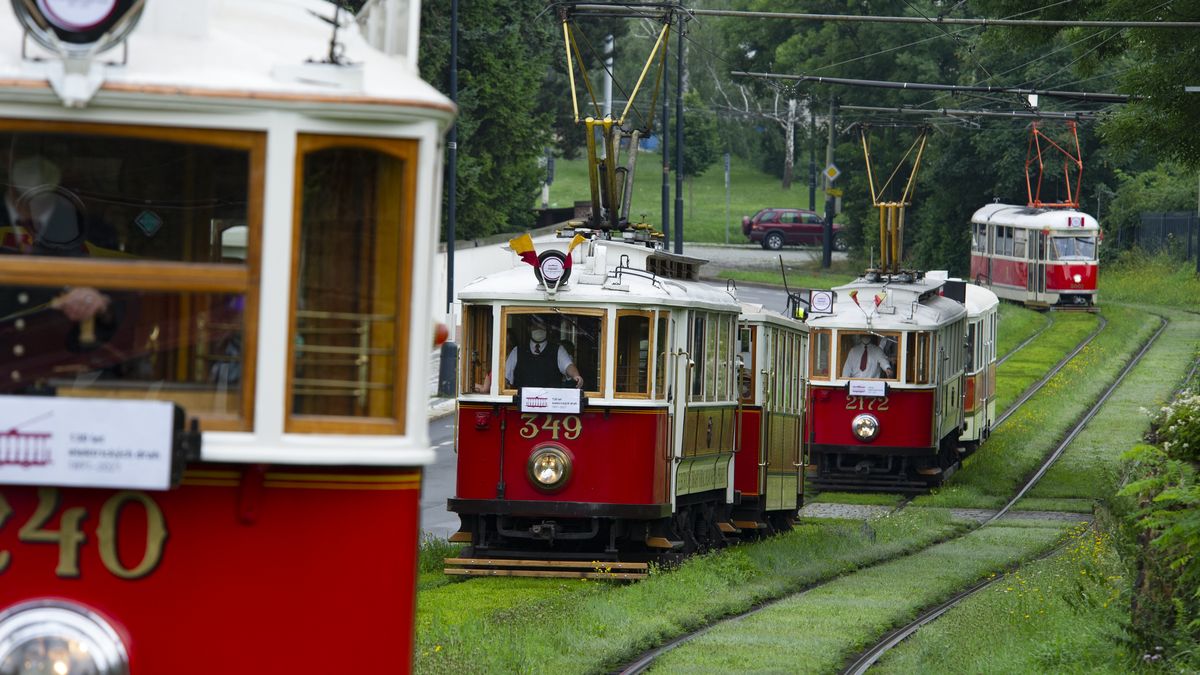 Foto: Spanilá jízda připomněla 130 let elektrických tramvají v Praze